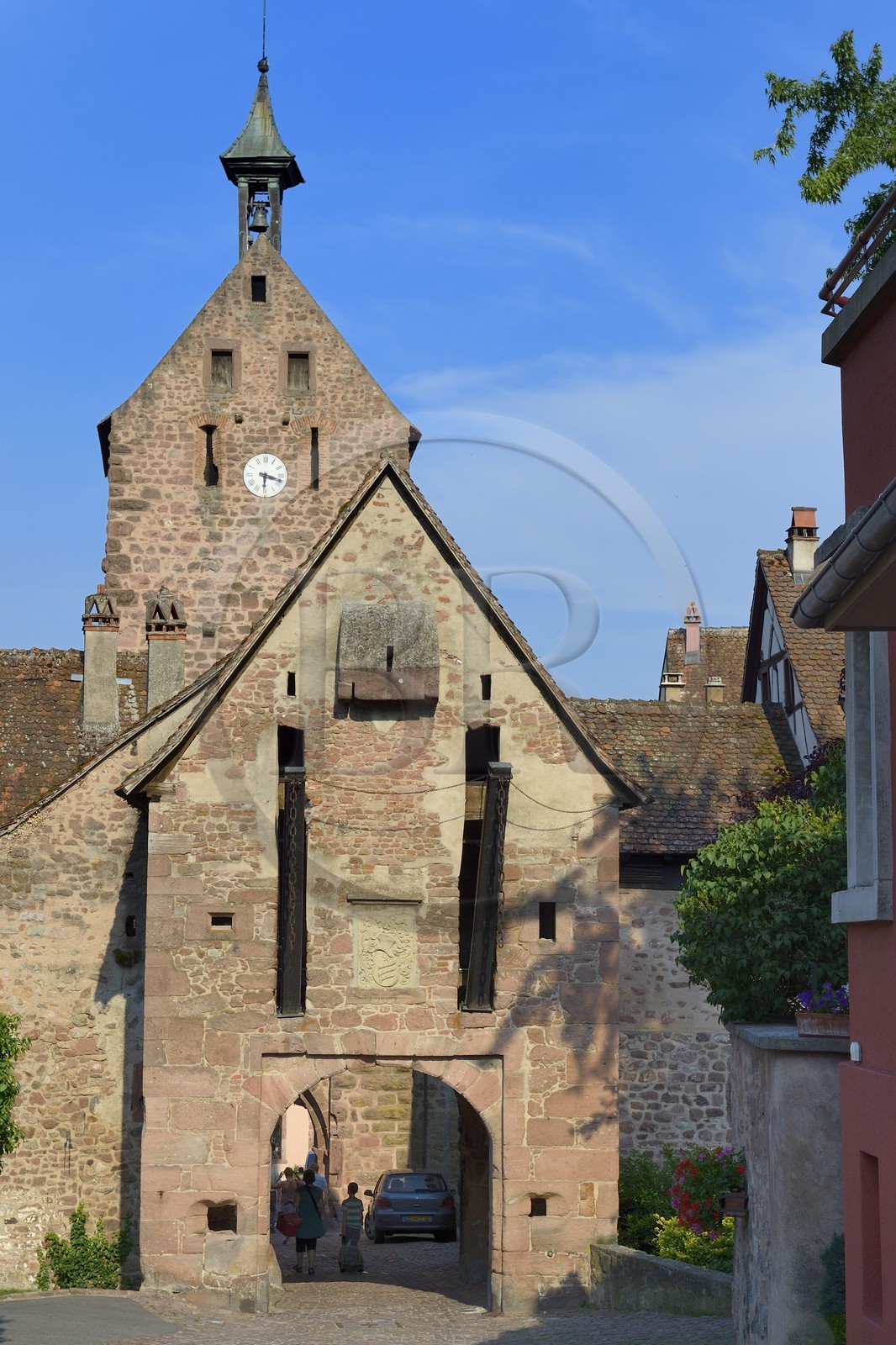 France, Haut-Rhin (68), Riquewihr, labellisé Les Plus Beaux Villages de France, la Porte haute avec son pont-levis et la facade arrière du Dolder