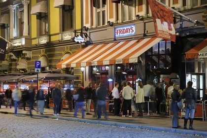 Norvège, Oslo, bars et restaurants dans la rue Karl Johans Gate