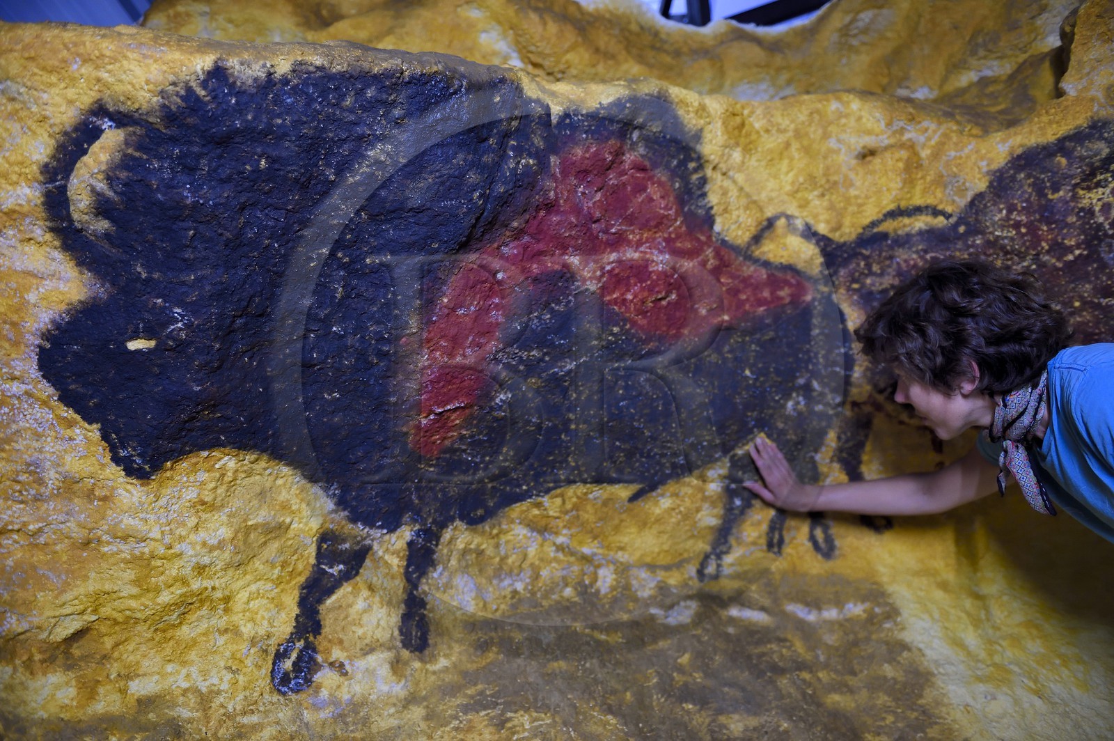 France, Dordogne (24), Montignac, l’Atelier des Fac-Similés du Périgord (AFSP) spécialisé dans la reproduction minérale de parois ornées de la préhistoire et en charge de la reconstitution fidèle des parois de la grotte de Lascaux, reproductions des peintures par la peintre-copiste Margot Aït Kaci, mention obligatoire Atelier des Fac-Similés du Périgord