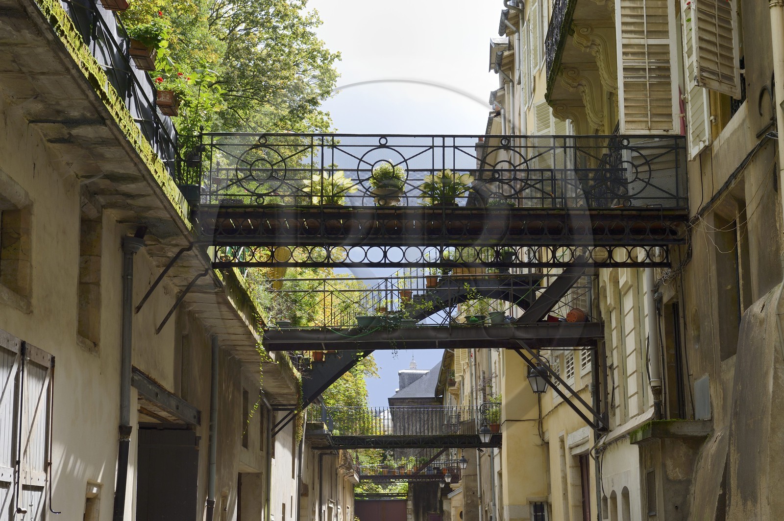 France, Meurthe-et-Moselle (54), Nancy, la rue des Ecuries avec ses passerelles privées donnant sur le parc de la Pépinière