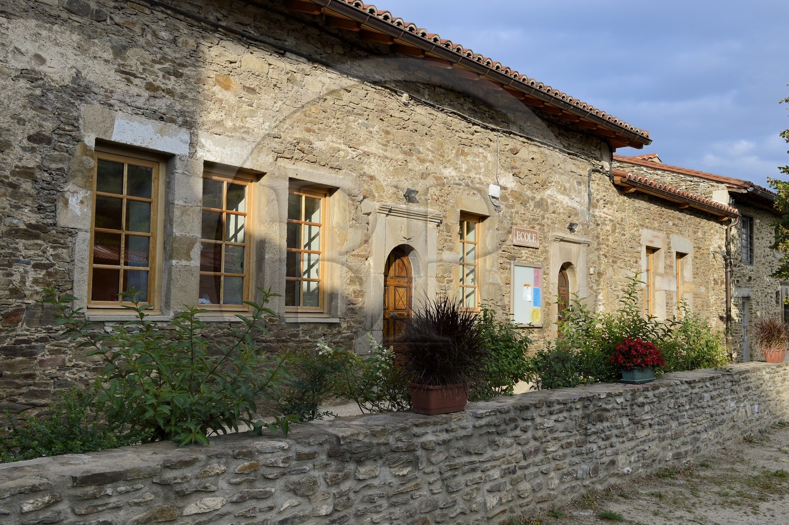 France, Loire (42), Parc Naturel Régional du Pilat,  Sainte-Croix-en-Jarez, labellisé Les Plus Beaux Villages de France, l'ancienne Chartreuse, l'école