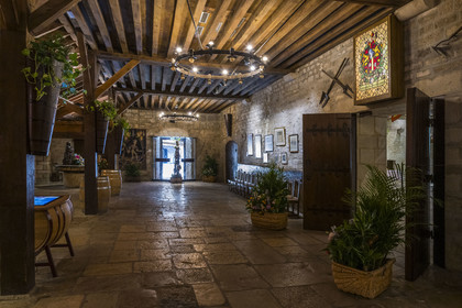 France, Côte-d'Or (21), Paysage culturel des climats de Bourgogne classés Patrimoine Mondial de l'UNESCO, Route des Grands Crus, vignoble de la Côte de Nuits, Vougeot, le Chateau du Clos de Vougeot, le Grand Cellier et siège de la Confrérie des Chevaliers du Tastevin