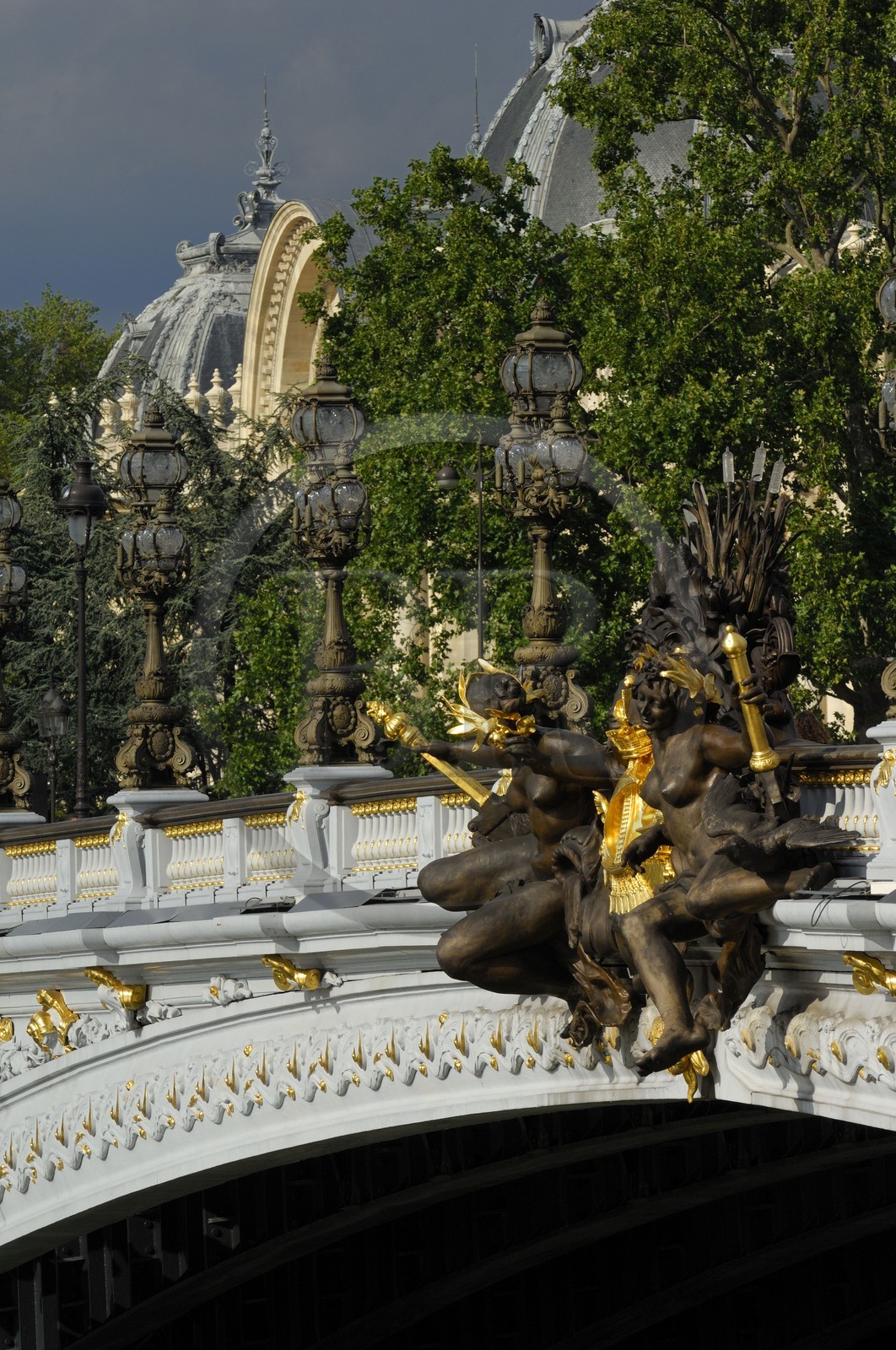 France, Paris (75), pont Alexandre III et coupole du Petit Palais