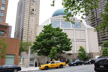 Etats-Unis, New York, Manhattan, Upper East side, la New York Mosque (Islamic Cultural Center) est le plus grand lieu de culte Musulman de la ville caractérisée par son style architectural moderne et son orientation en diagonale vers La Mecque, elle est située sur la 3ème Avenue entre la 96ème Rue et la 97ème Rue