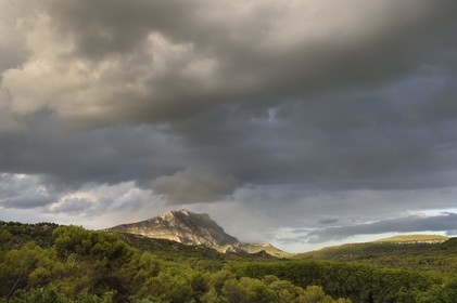 France, Bouches-du-Rhône (13), Pays d'Aix en Provence, vers le Tholonet, la Montagne Sainte Victoire, route Cézanne