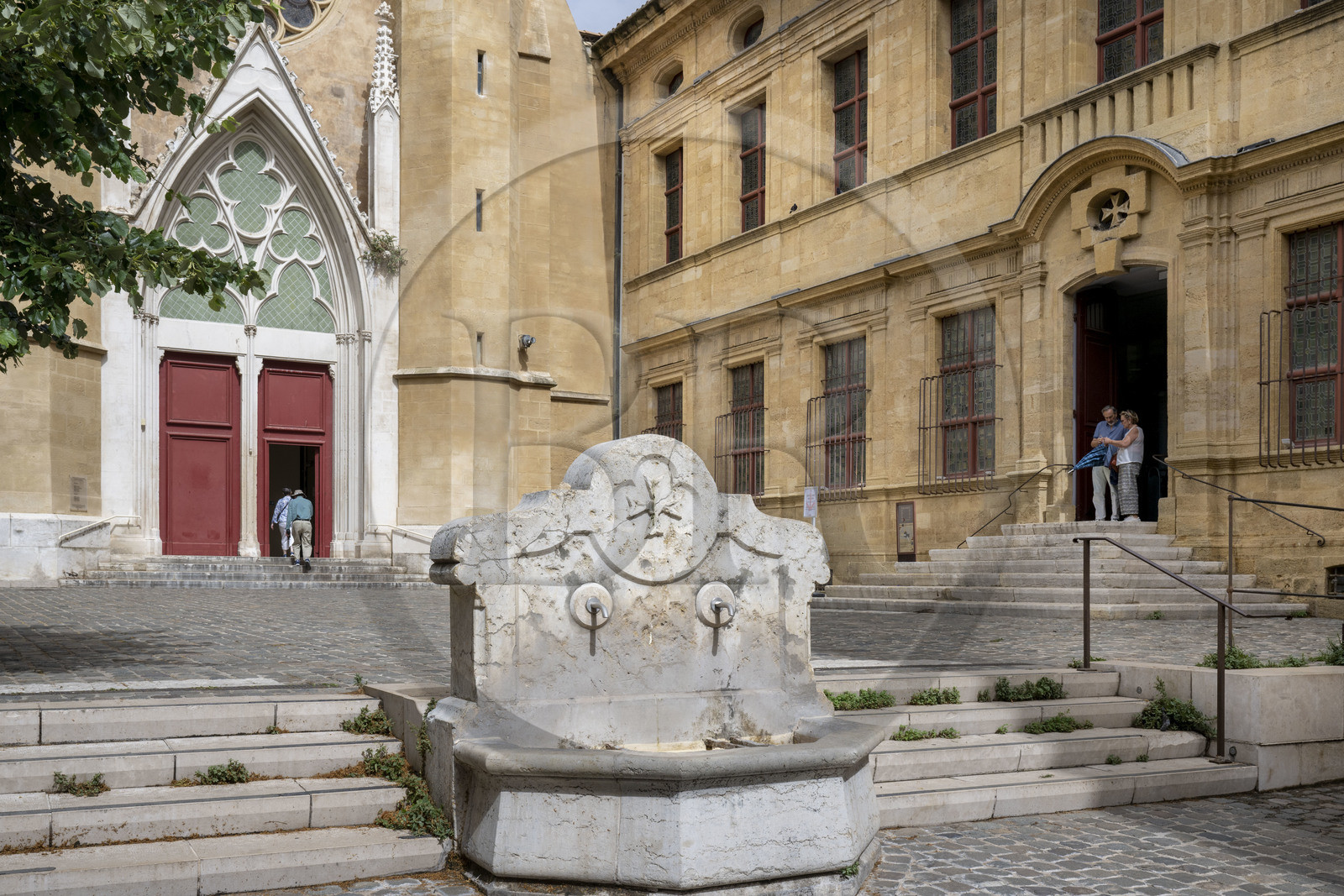 France, Bouches-du-Rhône (13), Aix en Provence, la fontaine Saint Jean de Malte, l'église Saint Jean de Malte (XIIIème siècle) et le musée Granet en arrière plan