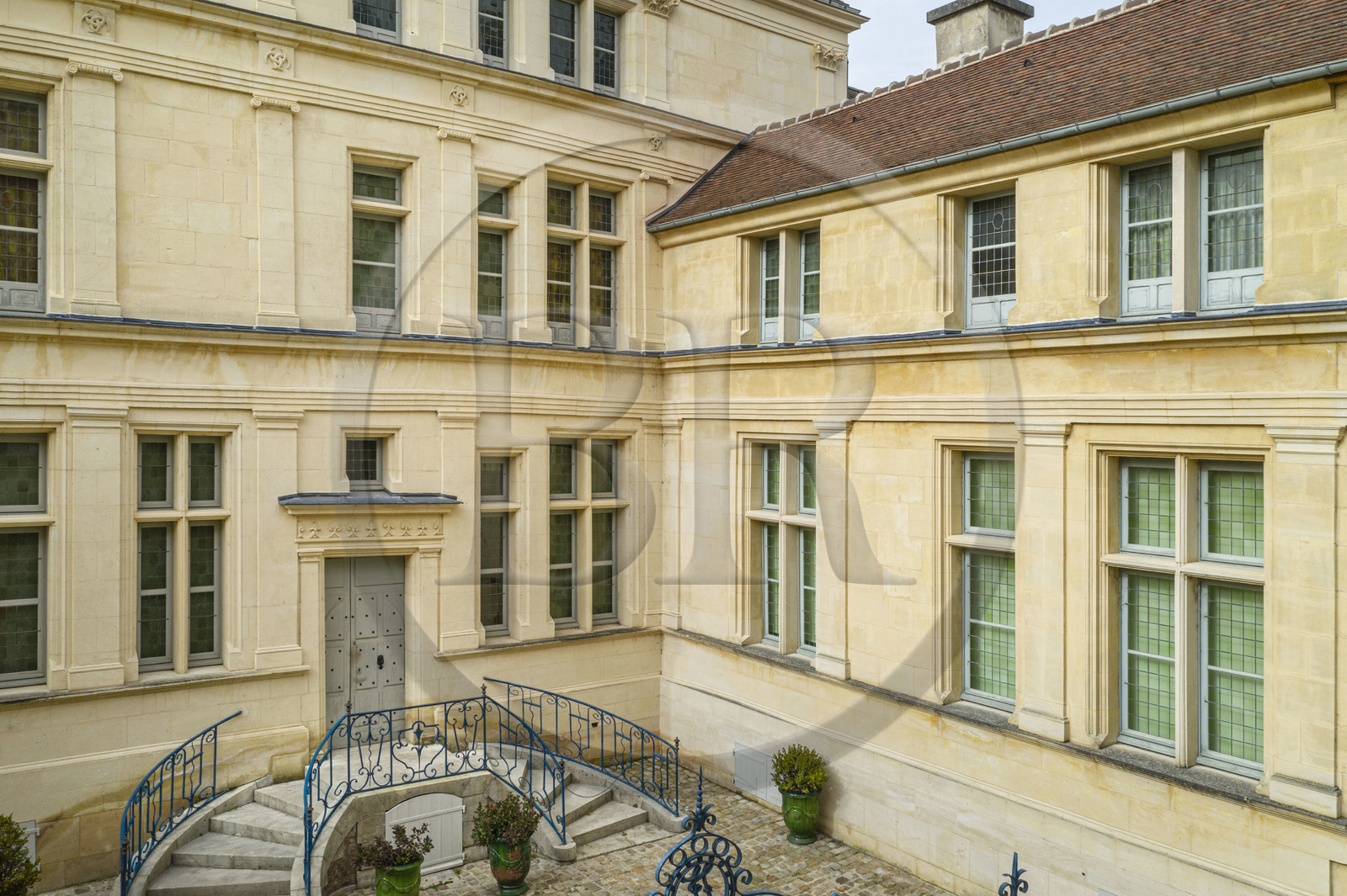 France, Aisne (02), Château-Thierry, Musée Jean de La Fontaine - Ville de Chateau-Thierry dans la maison natale du poète, la facade Renaissance et le perron sur le côté cour