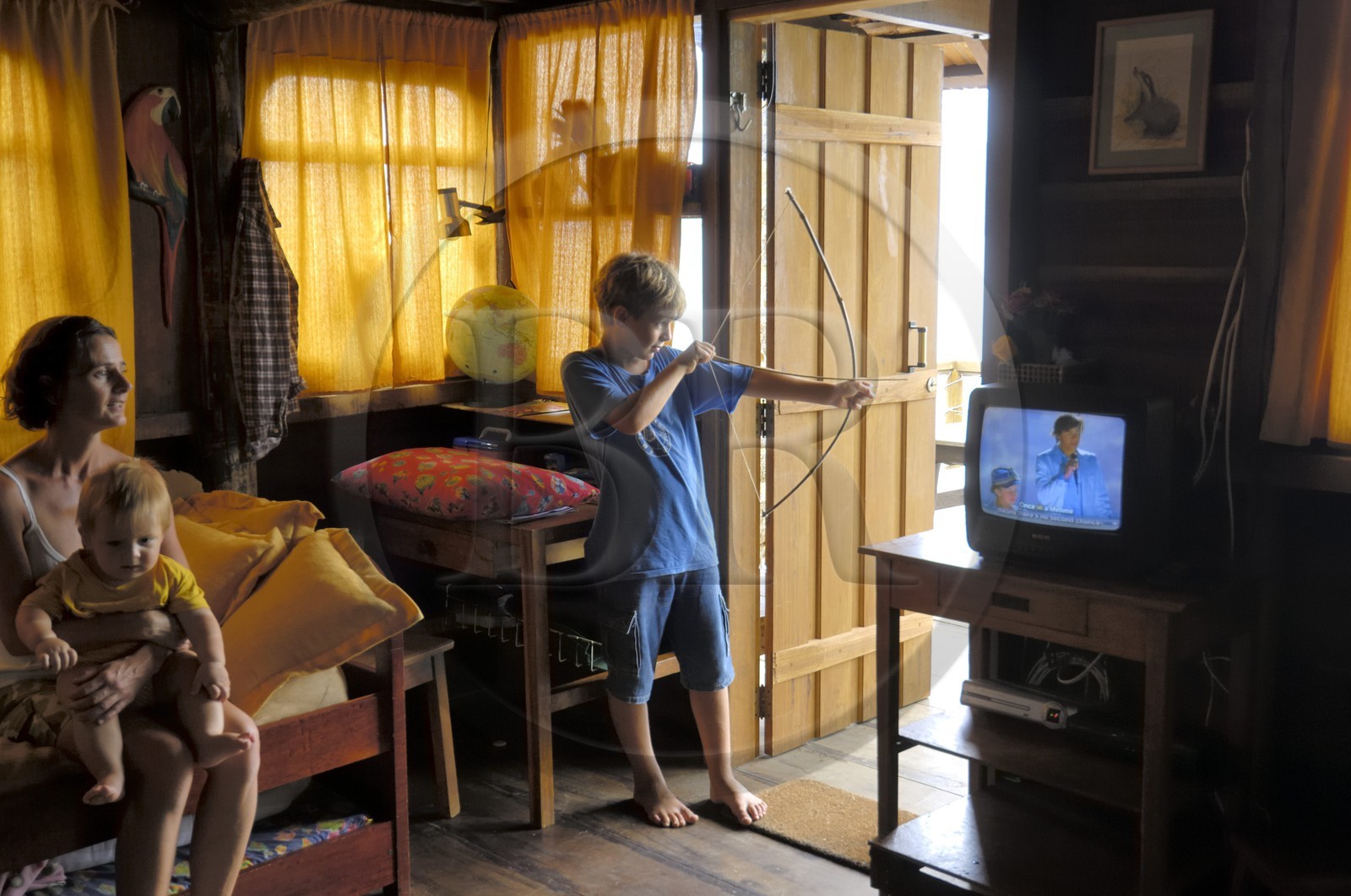 Brésil, Etat de Rio de Janeiro, Paraty, Ile Catimbau, la maison familliale à la mode Robinson Crusoé de Maria Irène Campers, Thomas Campers joue avec son arc