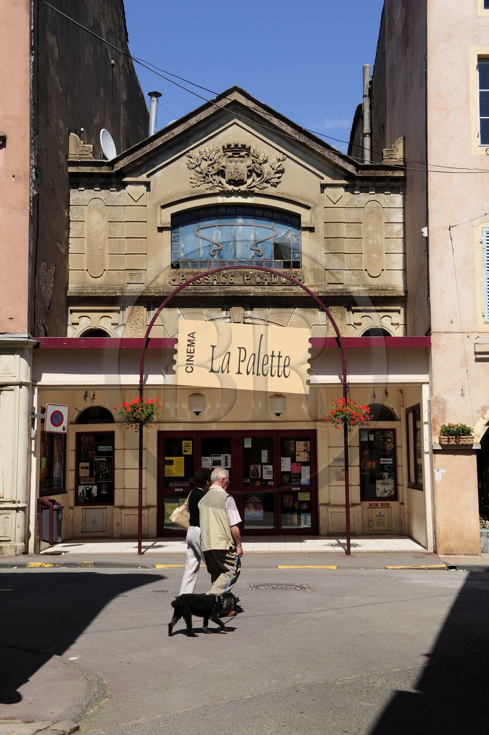 France, Saône et Loire (71), Tournus, la rue principale appelée rue de la République, la vieille salle de cinéma