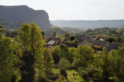 France, Cantal (15), étape sur le chemin de Saint-Jacques de Compostelle par la Via Arverna, le village de Neussargues-Moissac et le Rocher de Laval