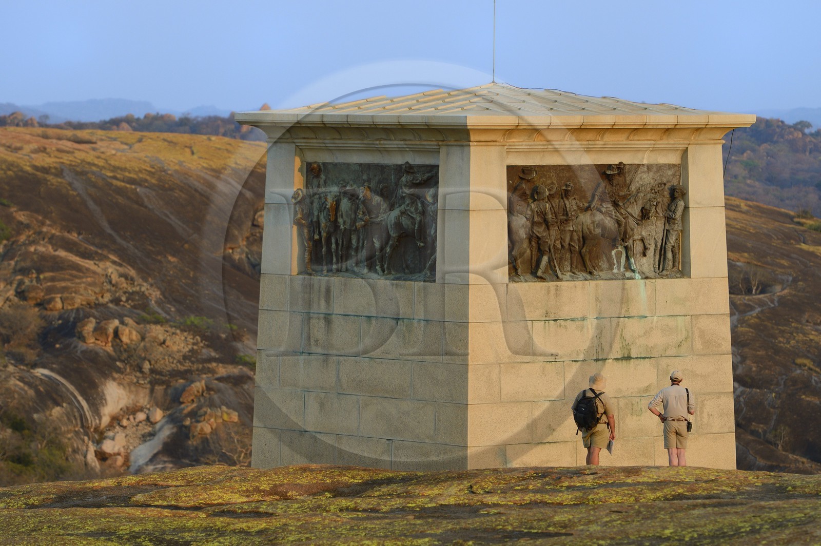 Zimbabwe, province de Matabeleland méridional, Matobo ou Matopos Hills National Park, classé Patrimoine Mondial de l'UNESCO, formations rocheuses sur la colline de Malindidzimu (demeure des esprits bienveillants) au sommet de View of the World où est enterré Cecil Rhodes, the Shangani River Memorial pays tribute to Allan Wilson and his soldiers who were wiped out by General Mtjaan and his 30,000 Ndebele warriors when attempting to take over the territory