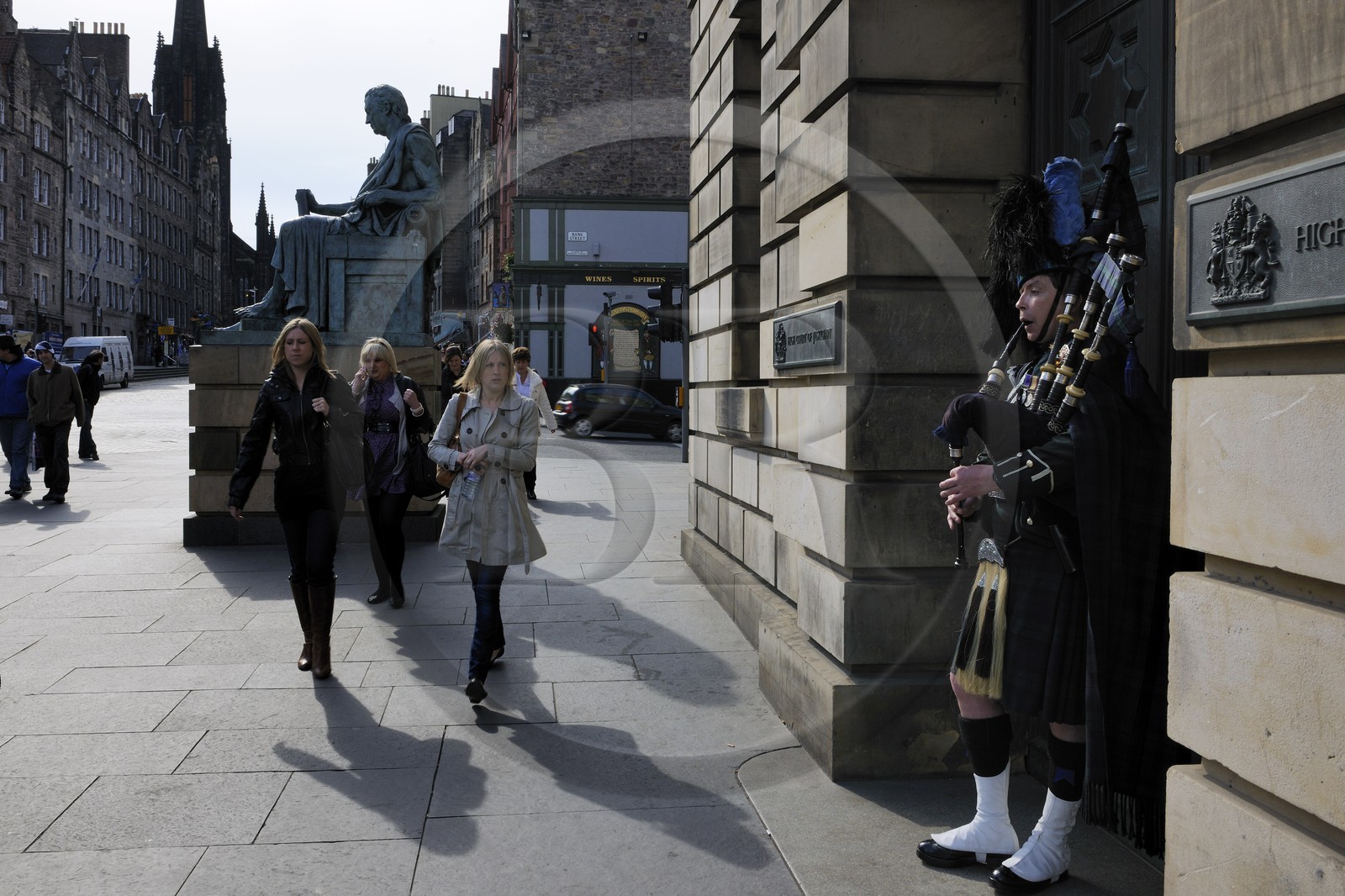 Royaume-Uni, Ecosse, Edimbourg, The Royal Mile, joueur de cornemuse dans High street