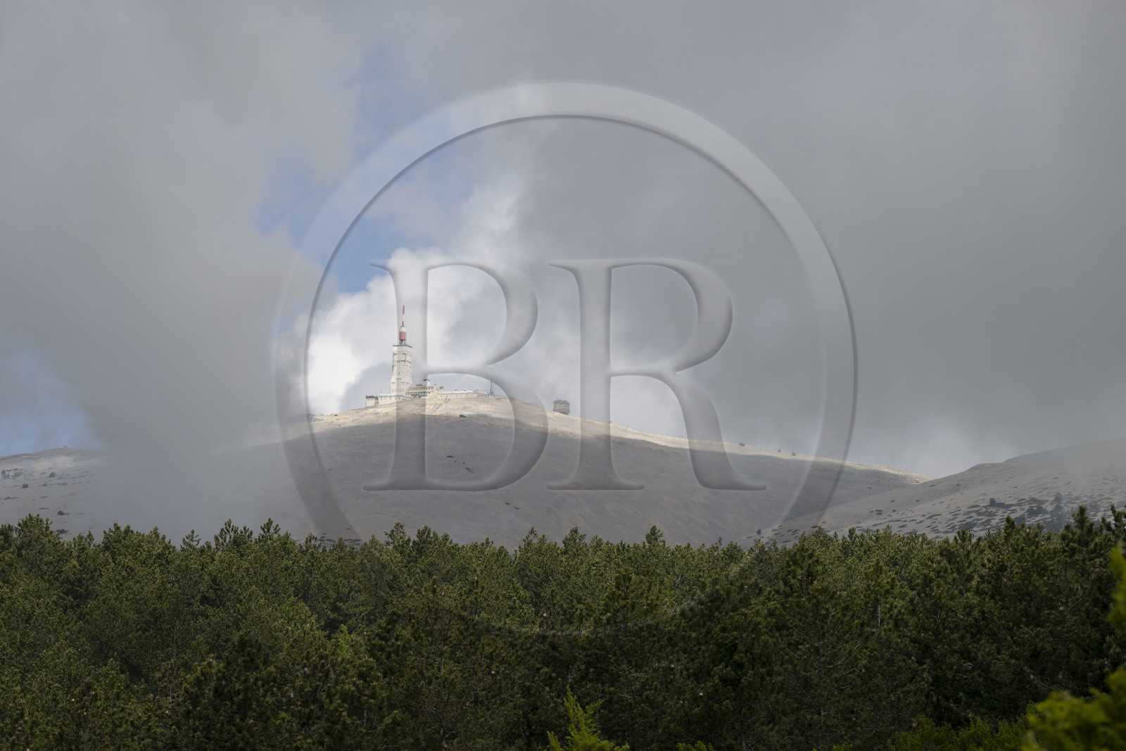 France, Vaucluse (84), Parc Naturel Régional du Mont Ventoux, Bedoin, la station météo au sommet du Mont Ventoux (1910m) et le versant sud de la montagne