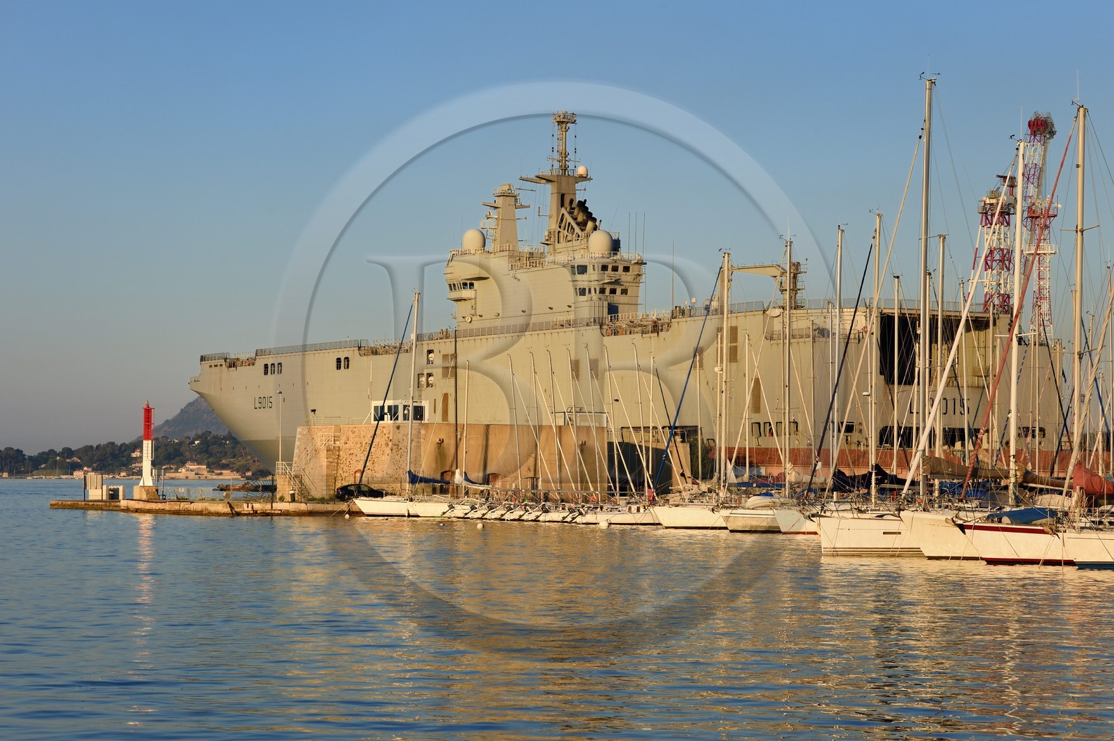 France, Var (83), Toulon, la base navale (Arsenal), Le Dixmude (L9015) est un batiment de projection et de commandement (BPC) de la Marine Nationale de la classe Mistral
