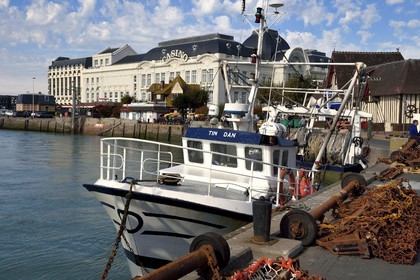 France, Calvados (14), Pays d'Auge, Trouville-sur-Mer, le port sur les bords de la rivière Touques et le casino en arrière plan