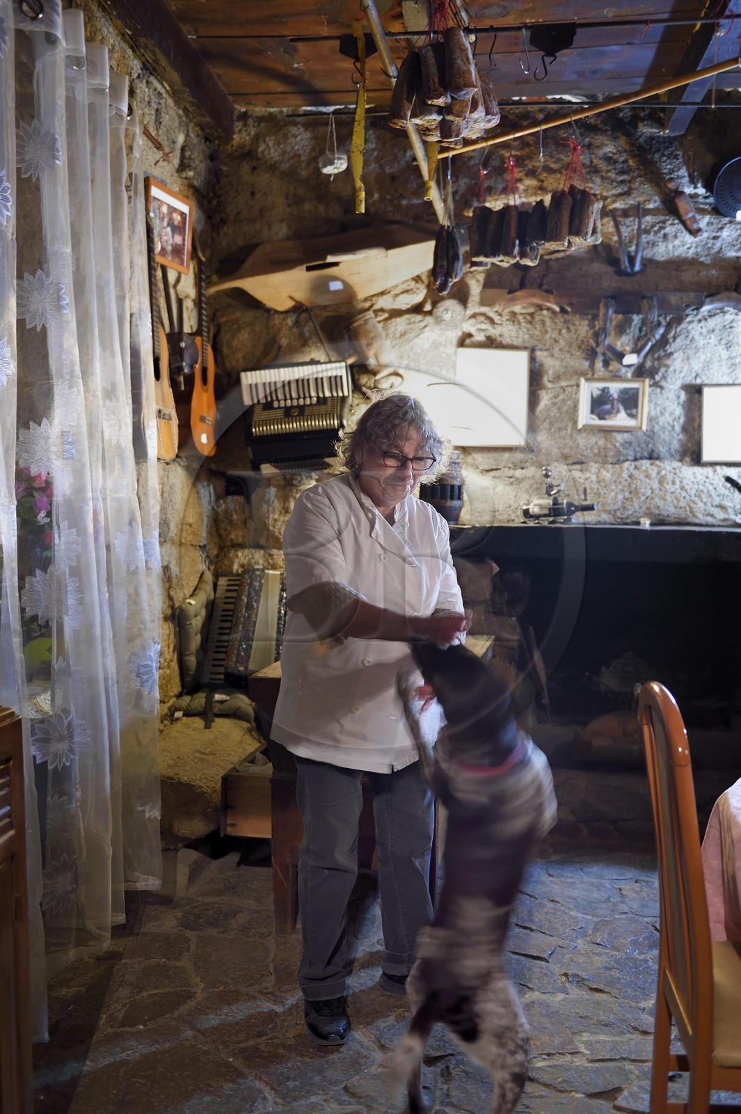 France, Corse-du-Sud (2A), Sartène, Hélene Bourgeois au commandes de l'auberge l'Oasis du Lion depuis 1976 et ardente combattante pour la sauvegarde des tours de Roccapina