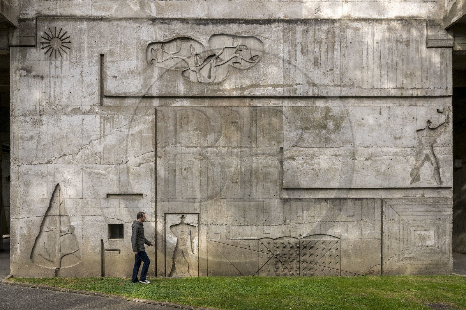 France, Loire-Atlantique (44), banlieue de Nantes, Rezé, la Maison Radieuse par l'architecte Le Corbusier, l'appartement en coupe avec la présence du Modulor, de la nature et des différents éléments d'architecture de l'Unité d’Habitation