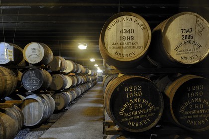 Royaume-Uni, Ecosse, Iles Orcades, Kirkwall, distillerie de whisky Highland Park, stockage pour faire vieillir le whisky
