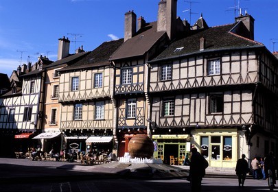 France, Saone et Loire, Châlon sur Saone, half timbering house on Saint Vincent square (main square)
