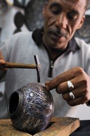 Maroc, Meknès, ville impériale, médina classée Patrimoine Mondial de l' UNESCO, artisant pratiquant le damastinage au fil d'argent