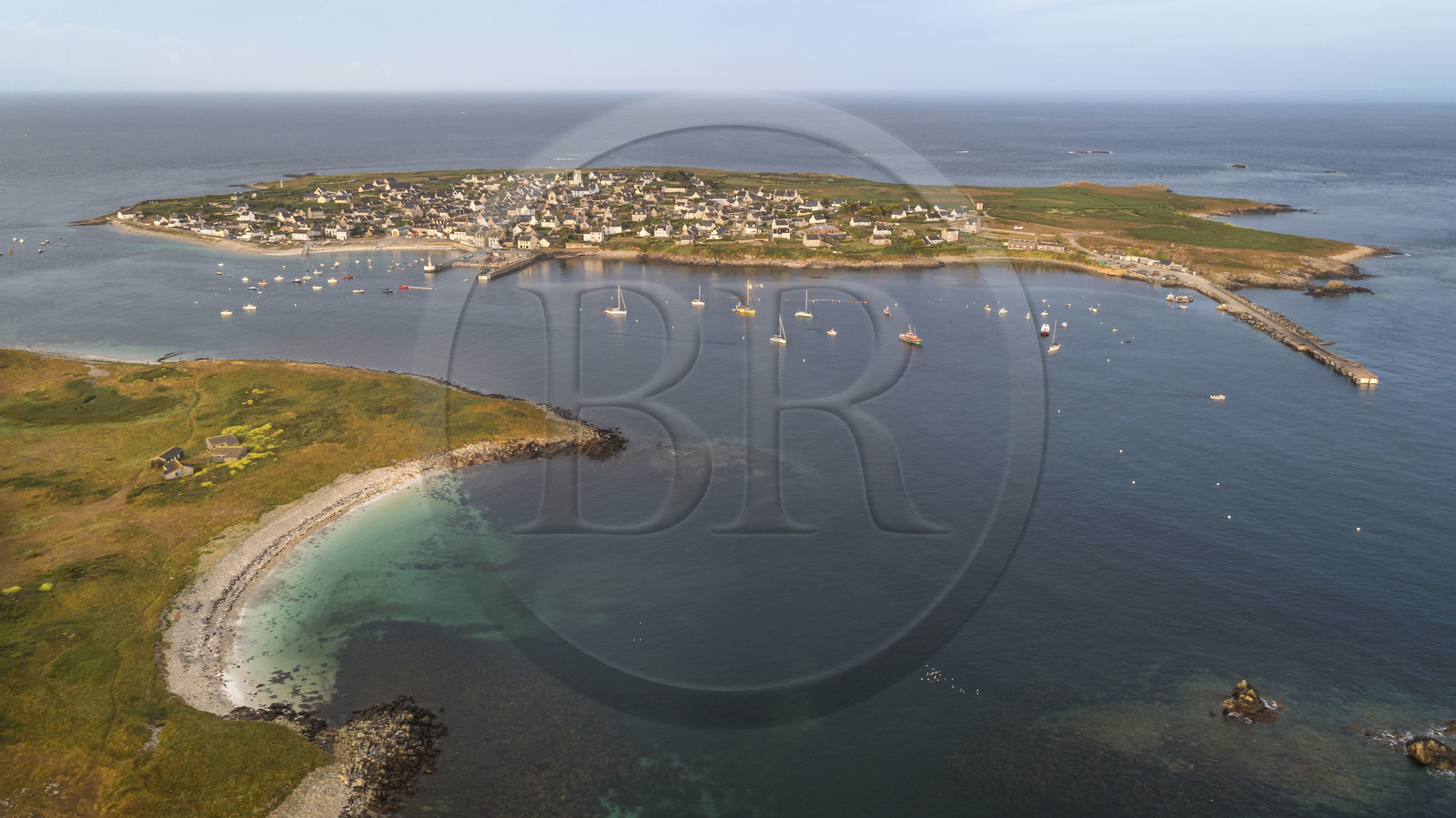 France, Finistère (29), Mer d'Iroise, archipel de Molène, Ile de Molène et l'ilot Lédenez Vraz au premier plan (vue aérienne)