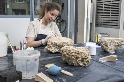 France, Bouches-du-Rhône (13), Arles, musée départemental Arles antique, atelier de conservation et de restauration, restauration du tullo, mortier antique découvert dans la maison de la harpiste (entre 70 et 50 av. J.-C.)
