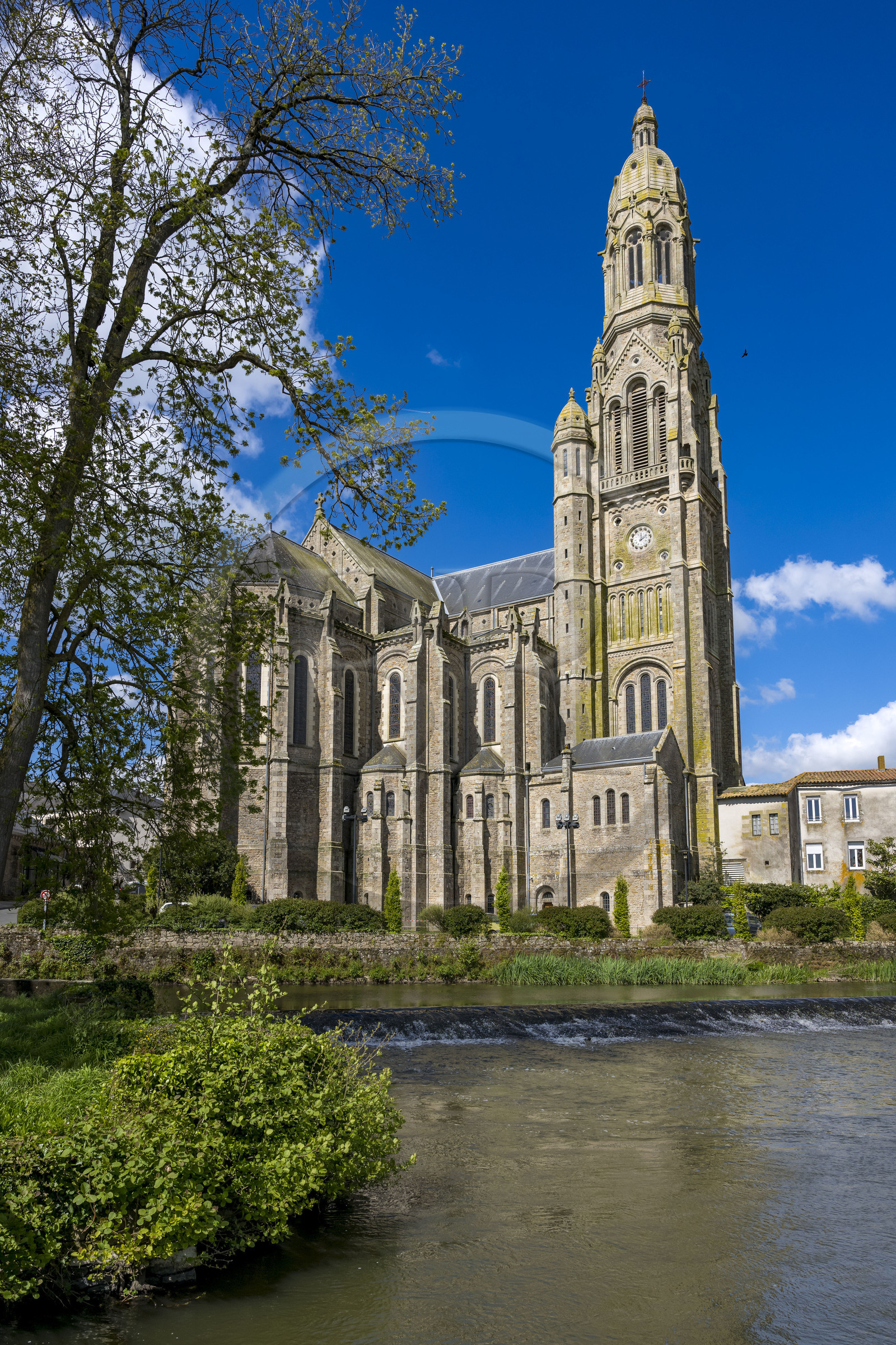 France, Vendée (85), Saint-Laurent-sur-Sèvre, la basilique de Saint-Laurent-sur-Sèvre dans laquelle se trouve le tombeau du père Louis Marie Grignion de Montfort, en bordure de la Sèvre Nantaise