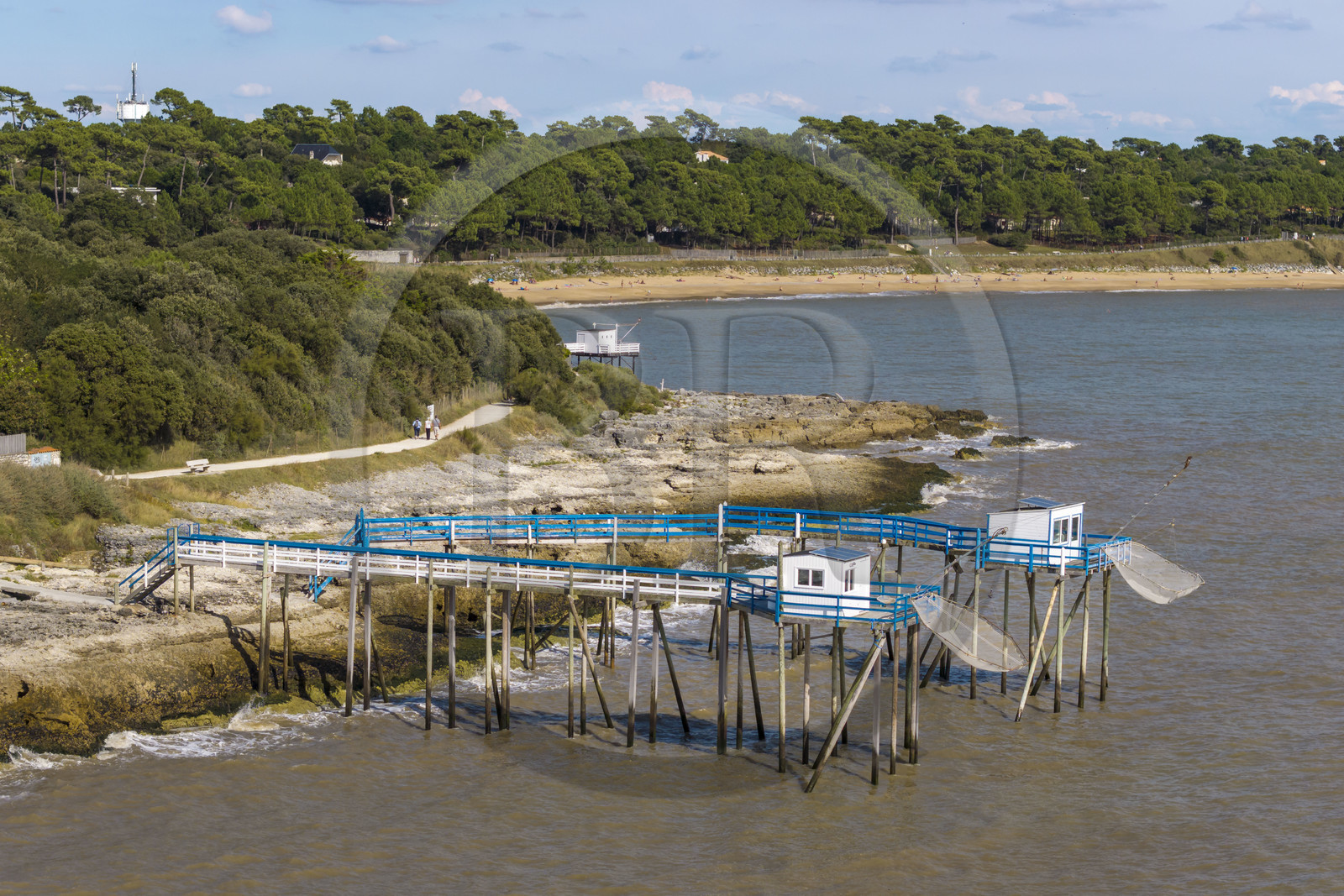 France, Charente-Maritime (17), région de Royan, Saint-Palais-sur-Mer, cabanes de pêche traditionnelle au carrelet à l'embouchure de l'estuaire de la Gironde, sentier des douaniers qui longe le littoral