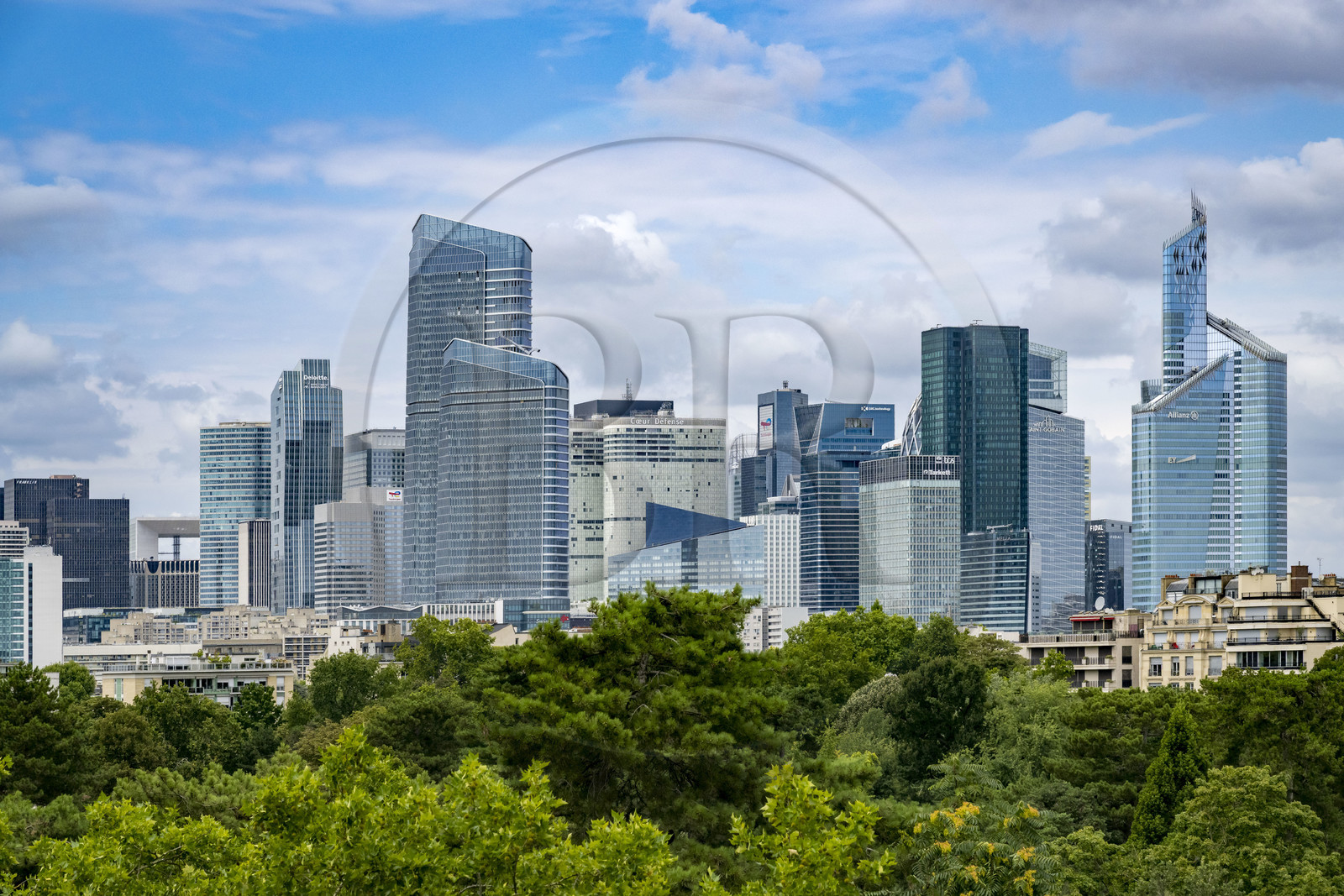 France, Paris (75), les immeubles de la Défense depuis le Bois de Boulogne