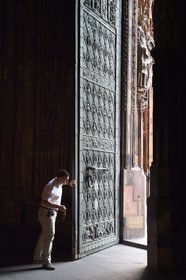 France, Bas-Rhin (67), Strasbourg, vieille ville classée au Patrimoine Mondial de l'UNESCO, la cathédrale Notre-Dame, le sacristain Michel Bolli ouvre la porte principale de la facade occidentale au petit matin