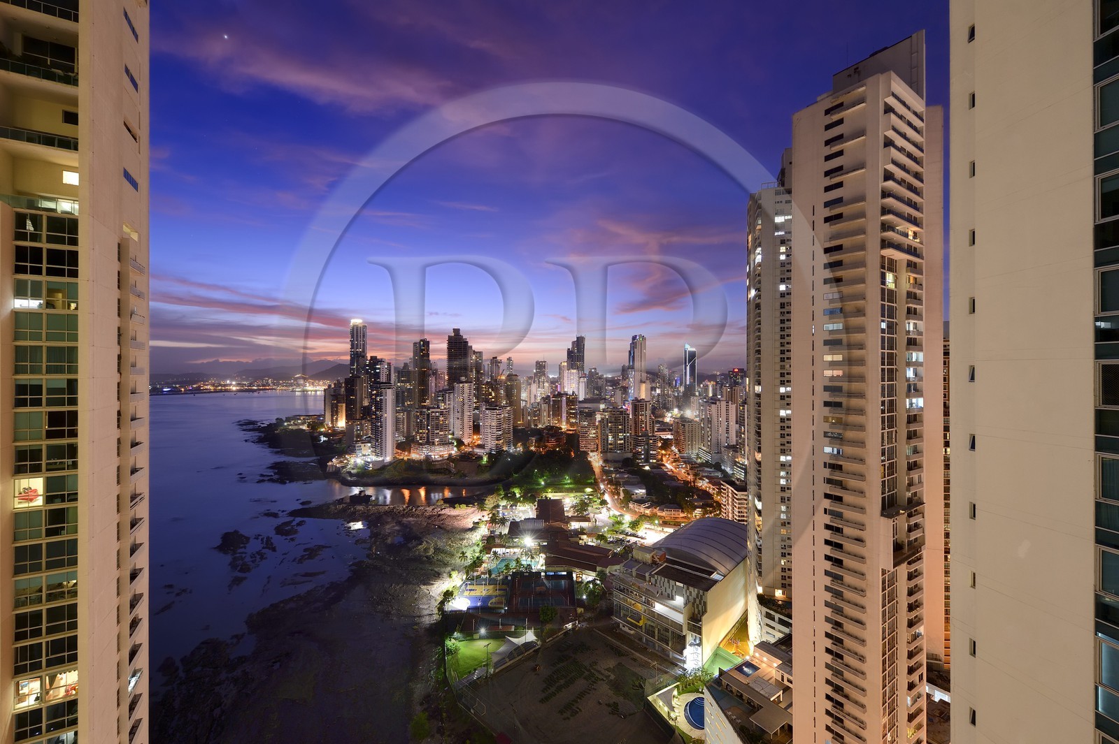 Panama, Panama City, les gratte-ciels du quartier de front de mer de Punta Paitillia après le coucher de soleil
