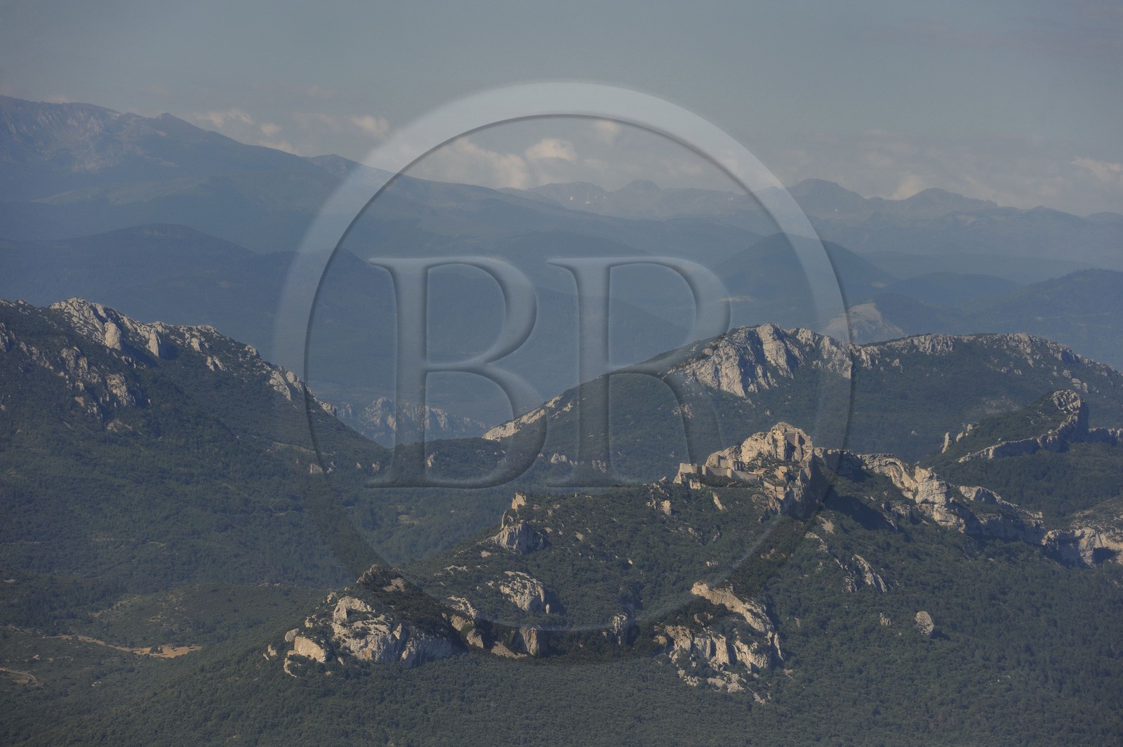 France, Aude (11), Pays Cathare, le château de Peyrepertuse du XIIe siecle  (vue aérienne)