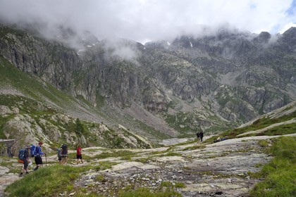 France, Alpes-Maritimes (06), parc national du Mercantour, vallée de la Valmasque, randonneurs sur le sentier de randonnée entre le lac Vert et le lac Noir