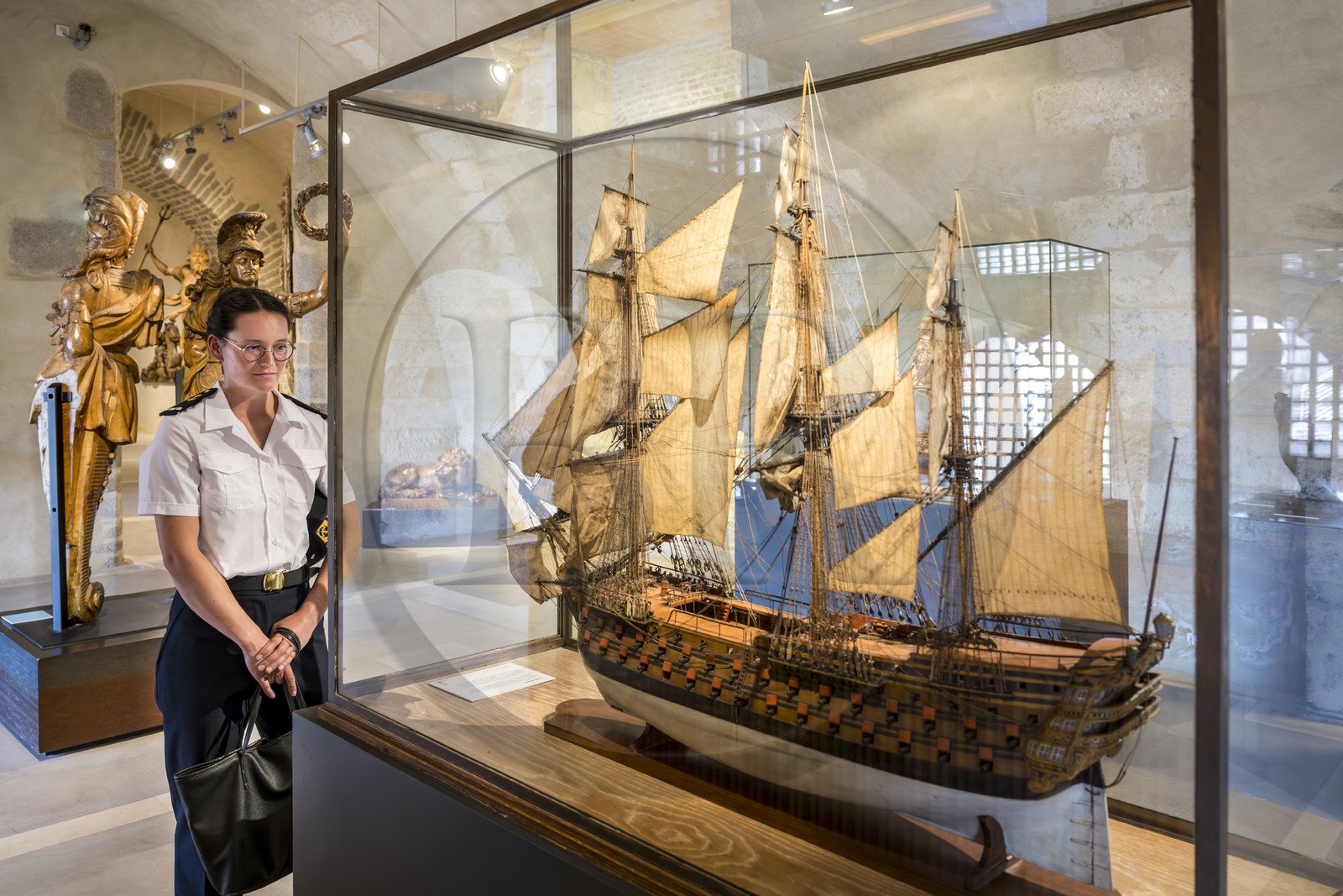 France, Finistère (29), Brest, le musée national de la Marine dans le château, salle consacrée à la décoration navale, statues en bois