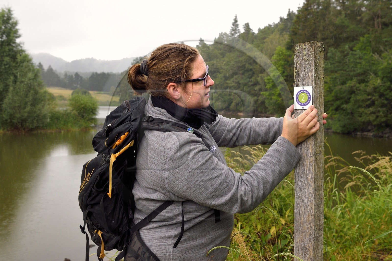 France, Puy-de-Dôme (63), Aydat, vers l'étang du Chateau de Montlosier, Catline Lajoie garde nature au Parc naturel régional des Volcans d'Auvergne, balisage du parcours Musette nature sentier de Vichatel