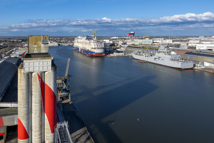 France, Loire-Atlantique (44), Saint-Nazaire, le bassin à flot de Penhoët et chantier naval d'un bateau de croisière (vue aérienne)