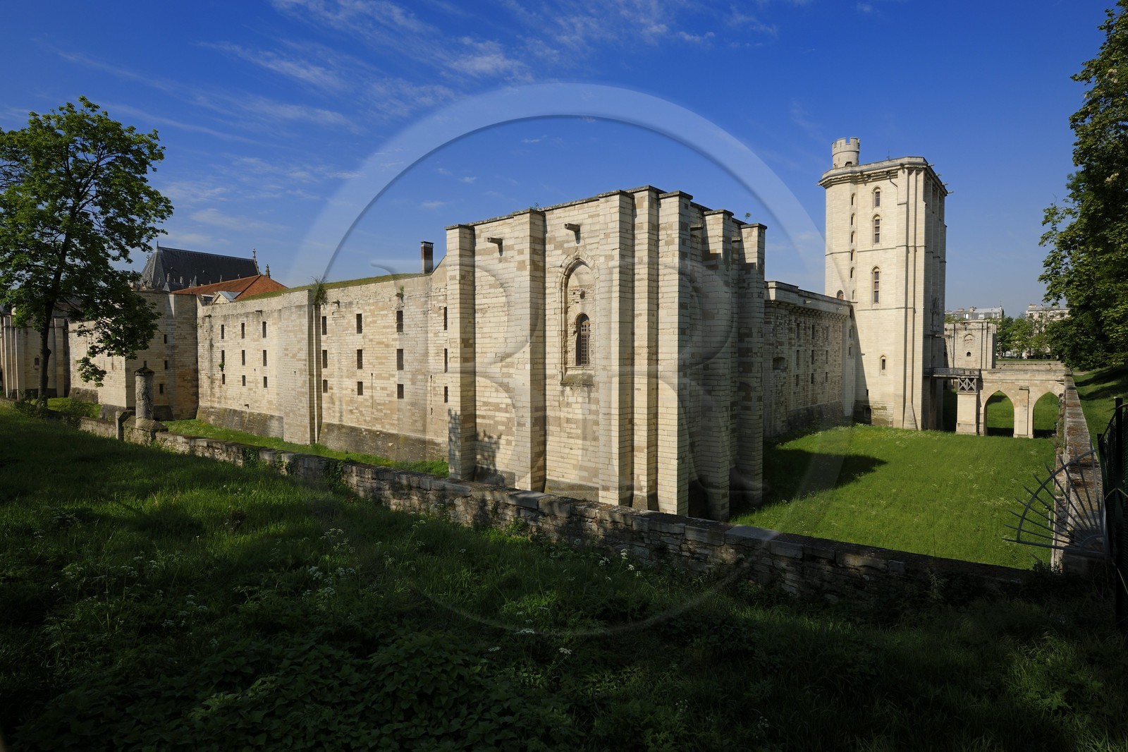 France, Val-de-Marne (94), Vincennes, le château de Vincennes, les remparts Est et la Tour du village