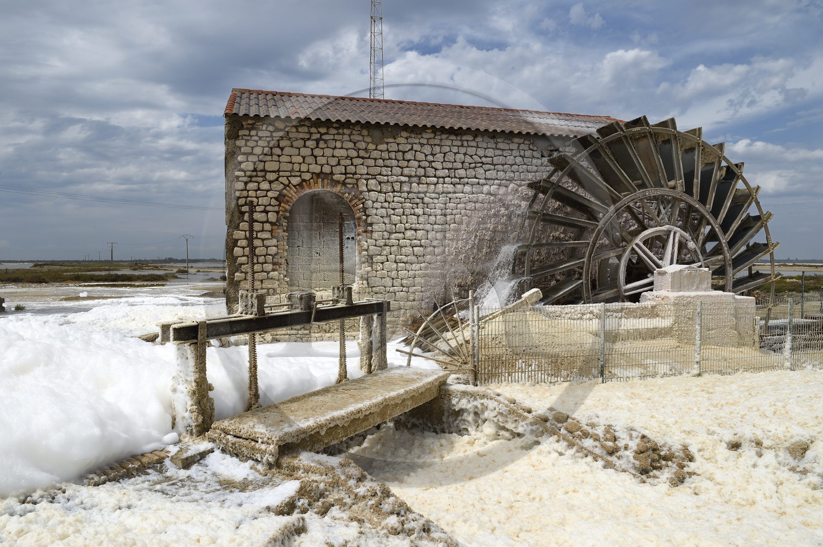 France, Bouches-du-Rhône (13), Camargue, Salin-de-Giraud, les salins du Midi, roue à aube de la station de pompage