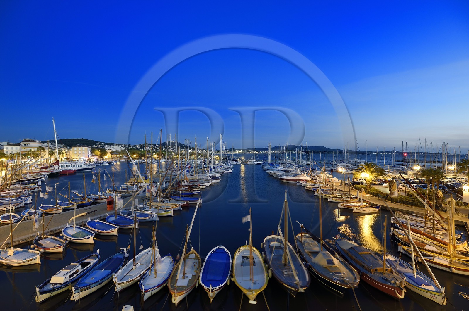 France, Var (83), Sanary-sur-Mer, barques traditionnelles de peche appelées pointus sur le port