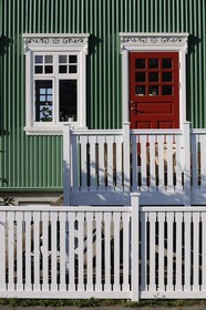 Islande, Reykjavik, façade de maison en tôle ondulée et bois