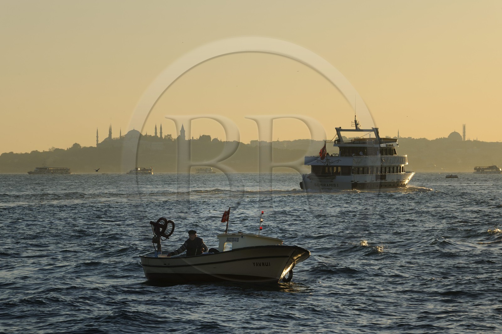 Turquie, Istanbul, bateaux de pêcheurs sur le Bosphore avec la Corne d'Or en arrière plan