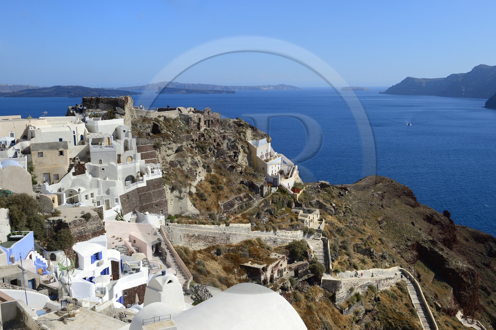 Greece, Cyclades, Aegean Sea, Santorini (Thira or Thera), the village of Oia overlooking the Caldera