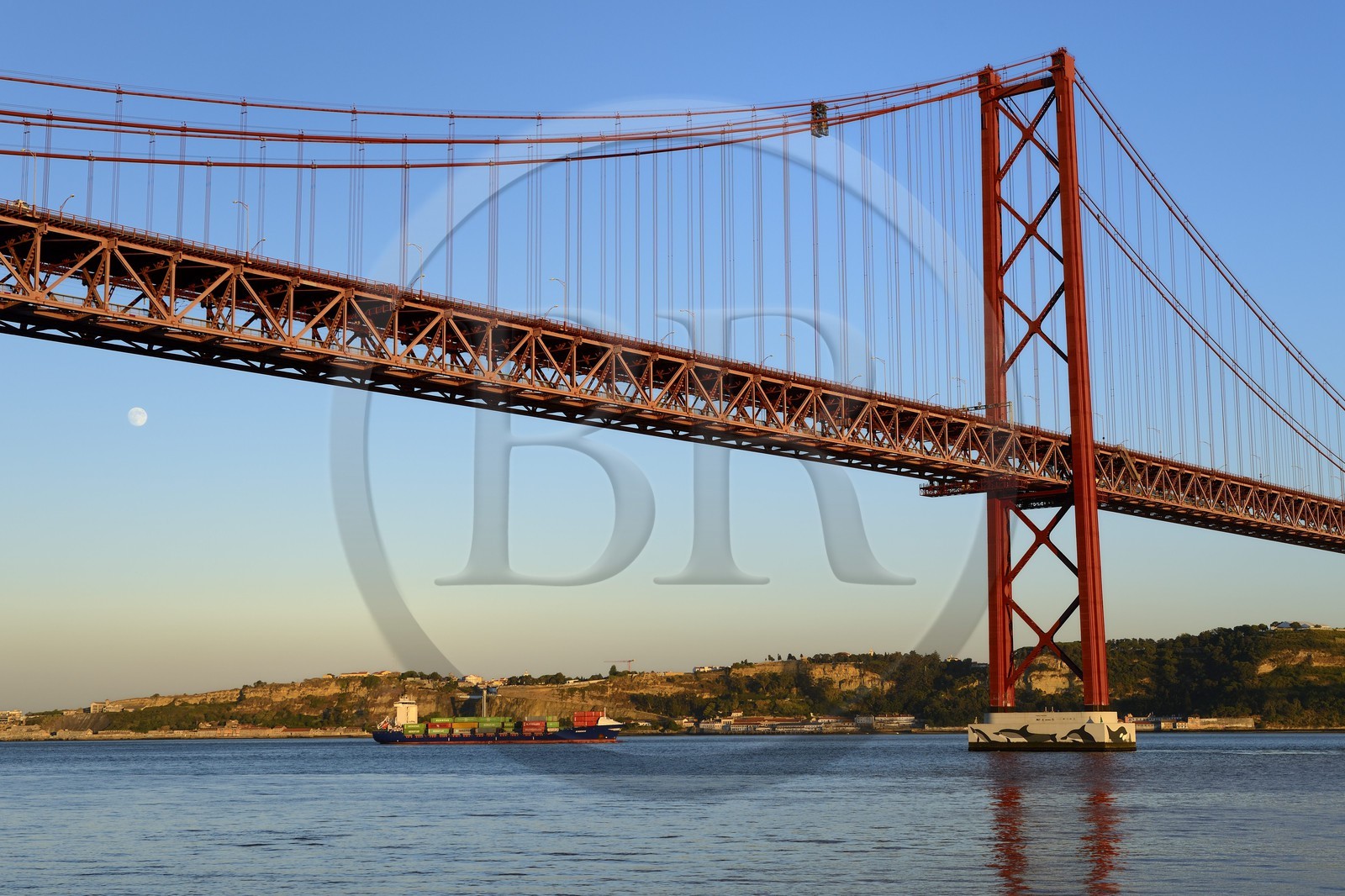Portugal, Lisbonne, le pont du 25 de Abril sur le Tage