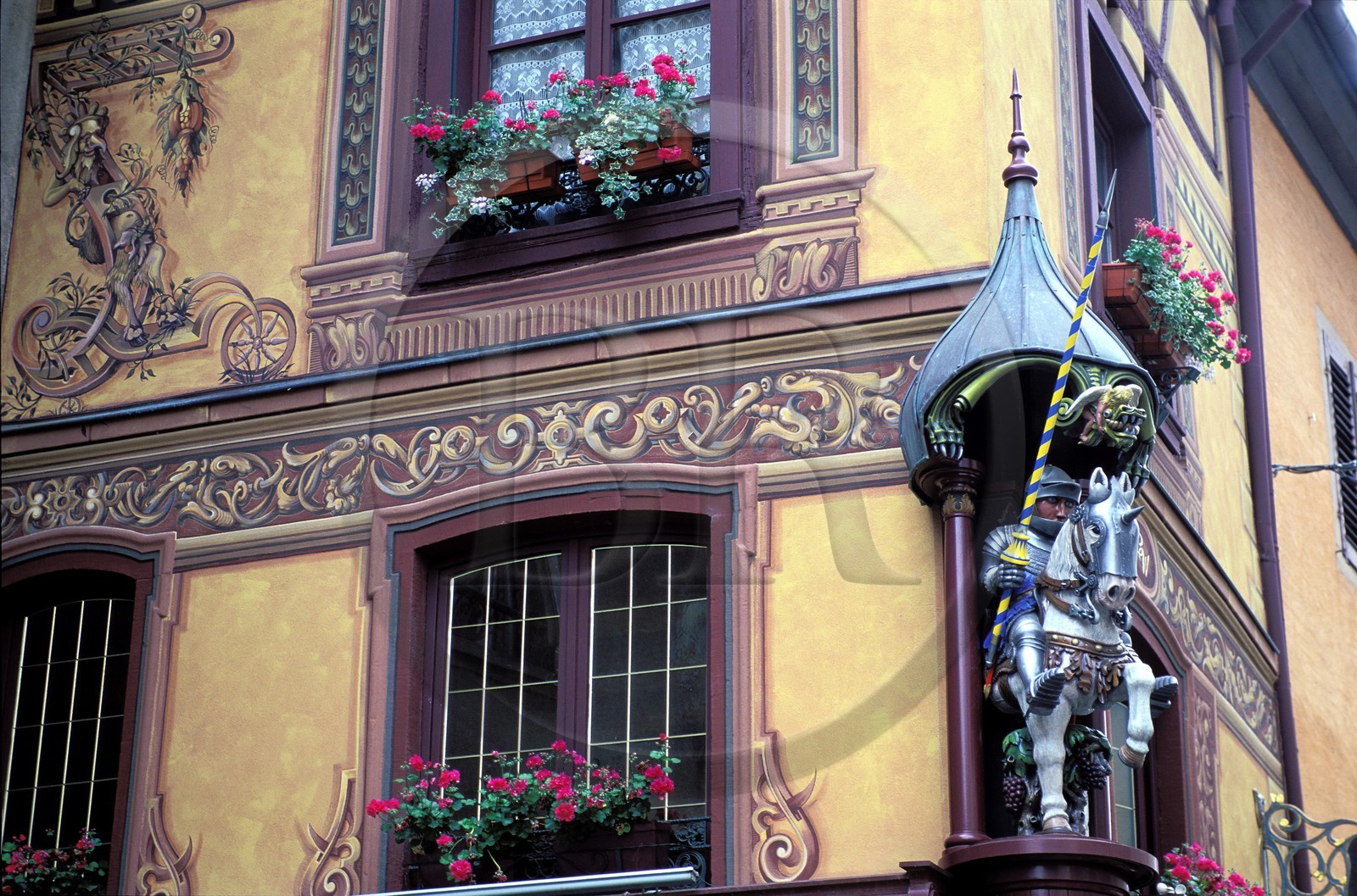 France, Bas-Rhin (67), Sélestat, façade d'une pâtisserie salon de thé rue des Chevaliers