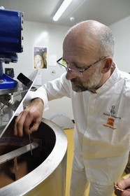 France, Bas-Rhin (67), Munlhdolseim, le patissier chocolatier Thierry Mulhaupt dans son atelier