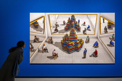 France, Paris (75), Bois de Boulogne, la fondation Louis Vuitton de l'architecte Frank Gehry, exposition David Hockney 25, Spectateurs regardant un ready-made avec crâne et miroirs (2018)