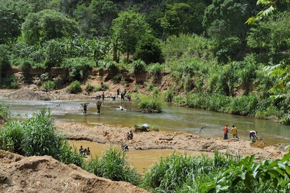 Tanzanie, région de Morogoro, les Monts Uluguru, prospecteurs d' Or sur la rivière Ruvu