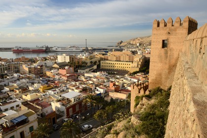 Espagne, Andalousie, Almeria, la forteresse la Alcazaba surplombant la vieille ville de la Medina et le port