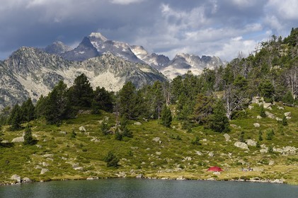 France, Hautes-Pyrénées (65), Saint-Lary-Soulan et Vielle-Aure, randonnée sur une variante du GR10 entre le col de Portet et les lacs de Bastan en bordure de la réserve naturelle de Néouvielle, lac de Bastan inférieur et le massif de Néouvielle en arrière plan