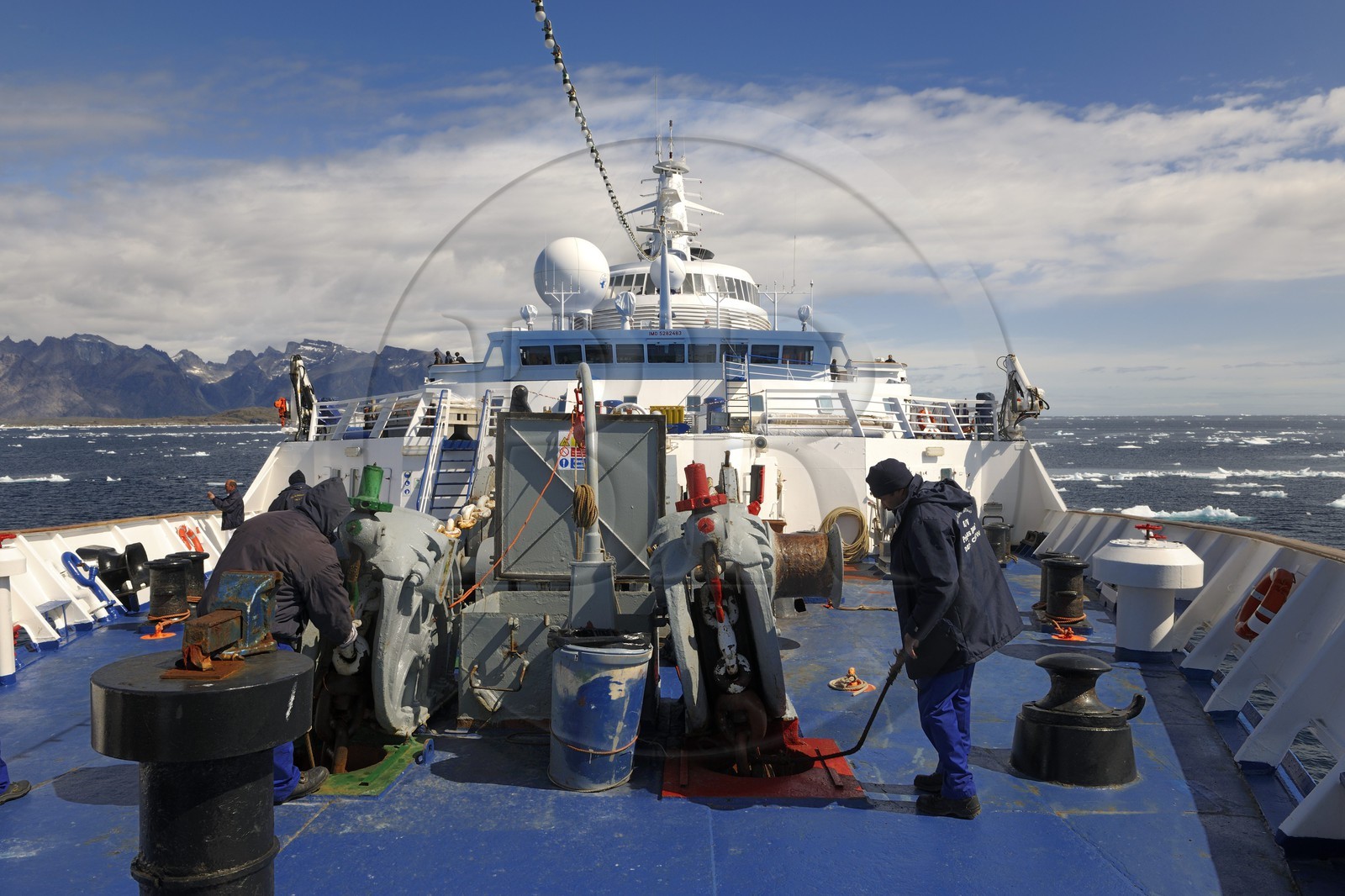 Groenland, fjord de Nanortalik, le bateau de croisière le Princess Danané progressant entre les icebergs
